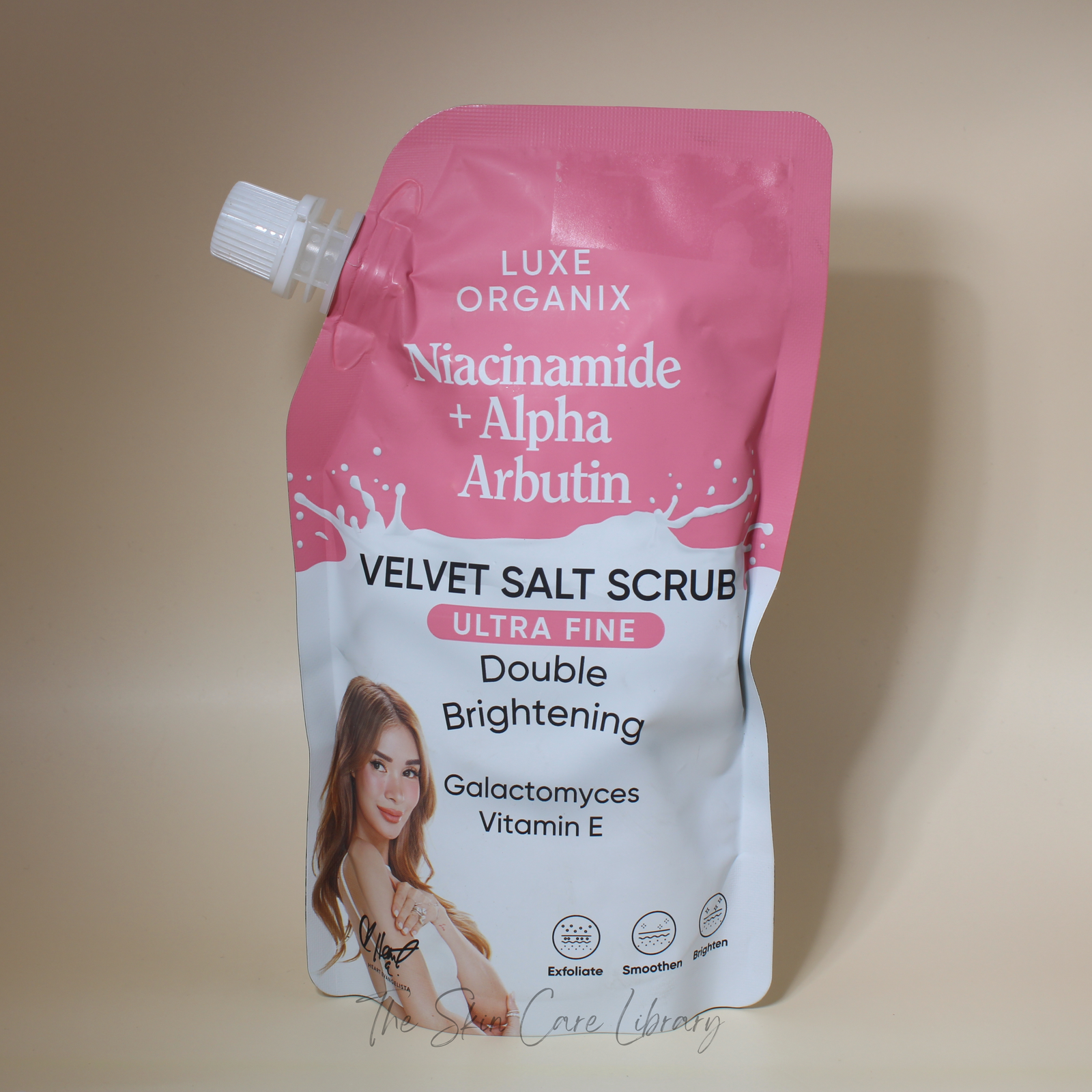 لوكس أورجانيكس نياسيناميد ألفا أربوتين مخملي فرك الملح 320 جم | Body Scrub لوكس أورجانيكس نياسيناميد ألفا أربوتين مخملي فرك الملح 320 جم | Body Scrub