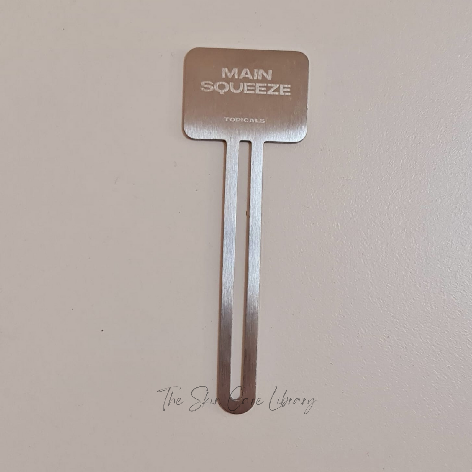 مفتاح أنبوب ضغط رئيسي Topicals | Metal Tube Squeezer Key مفتاح أنبوب ضغط رئيسي Topicals | Metal Tube Squeezer Key